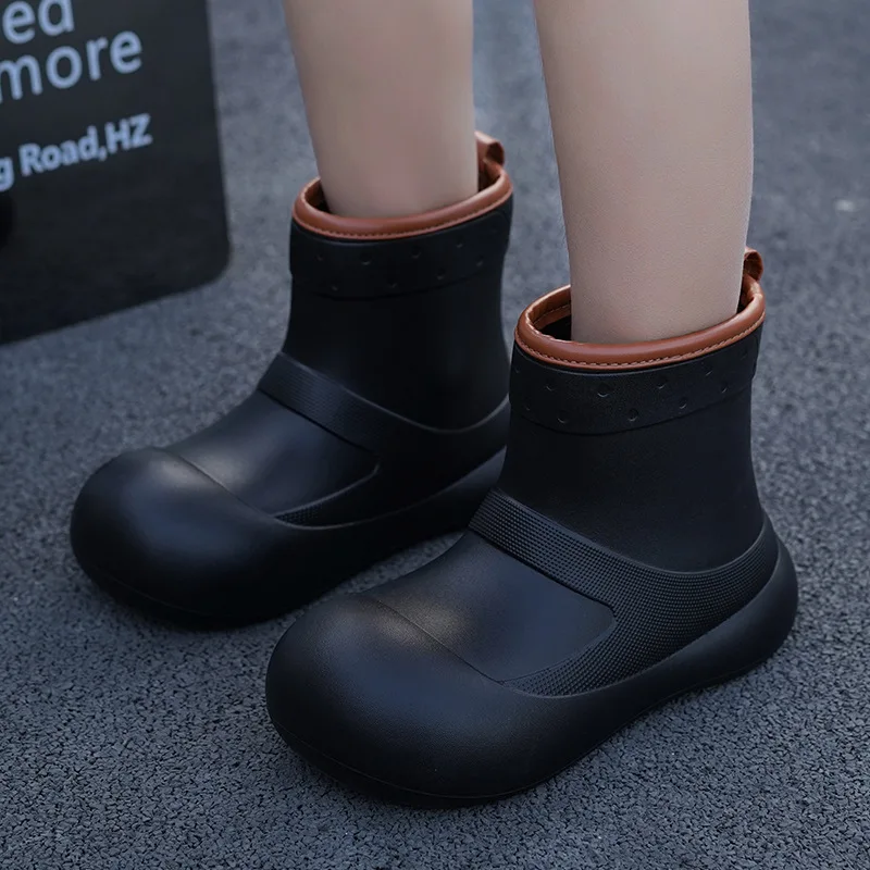 Sepatu bot hujan Mid-calf wanita, sneaker bot tahan air EVA, sepatu hujan Slip-on luar ruangan anti licin