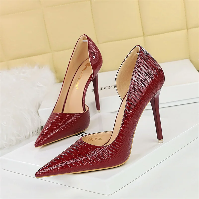 

Woman Pumps Shallow Mouth Side Hollow Pointed Toe Patent Leather Thin High Heel Mature Party Dance Party Single Shoes white