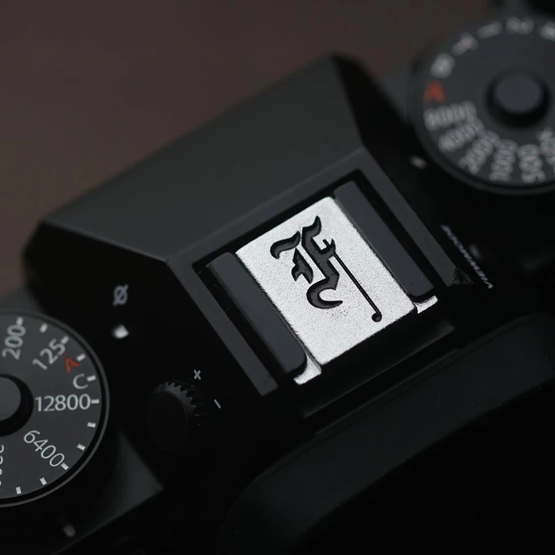 Decorazioni per fotocamera Tappo protettivo Copertura per slitta calda in metallo per Olympus OM1 Sony A6700 A93 Canon R5 Lumix Ricoh Nikon ZF Fujifilm XT50
