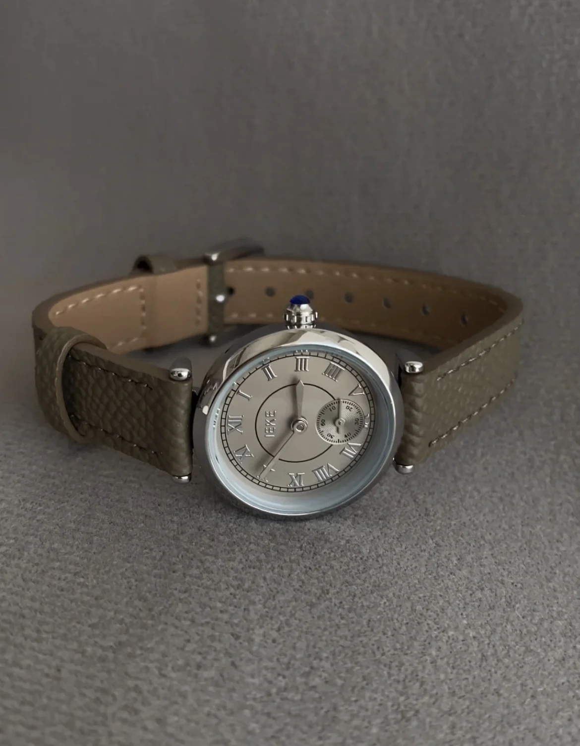 Original Luxury Women'S Watch Round Design Stylish And Sophisticated Grey Color Versatile And Elegant Perfect As A Women'S Gift.