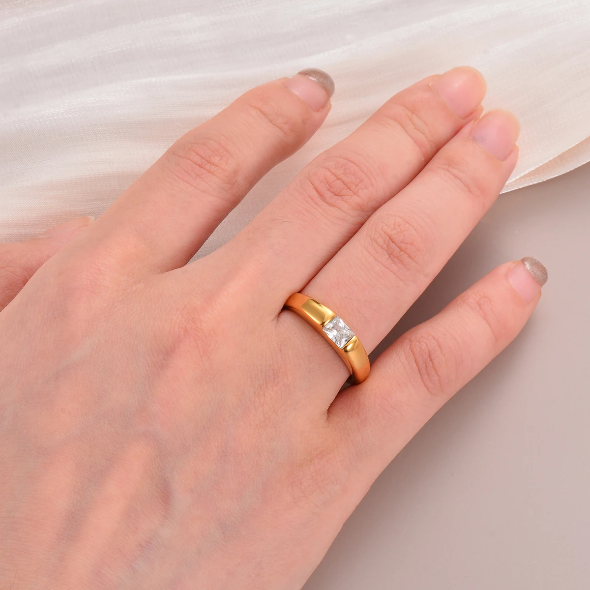 Minimalist Women\'s Ring with Cubic Zirconia Simple Elegant Female Golden Finger Accessory Charm Stainless Steel Jewelry