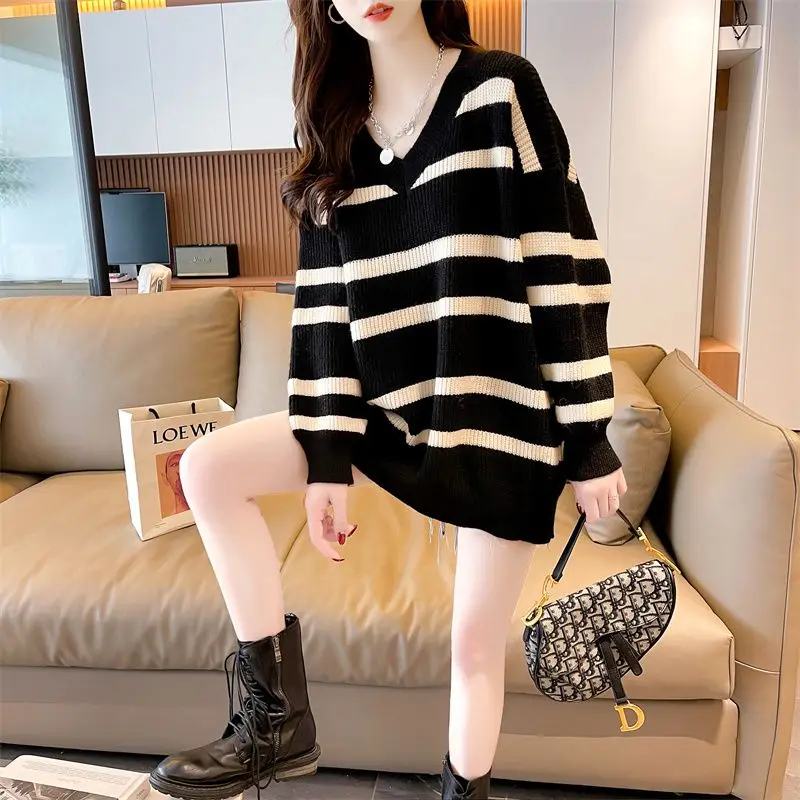 

2023 New Autumn and Winter Korean Edition Fashion V-neck Stripe Outwear Slouchy Loose Relaxed Women's Knitted Oversized Sweater