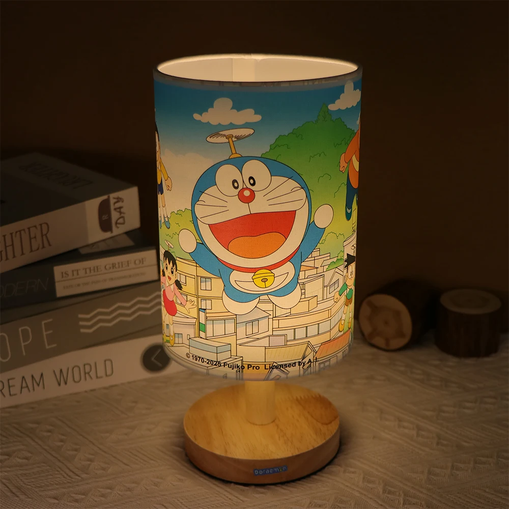 Lampada da tavolo a LED per cartoni animati con presa USB Lampada da tavolo a luce calda Comodino Arredamento della stanza Paralume in tessuto Illuminazione del soggiorno