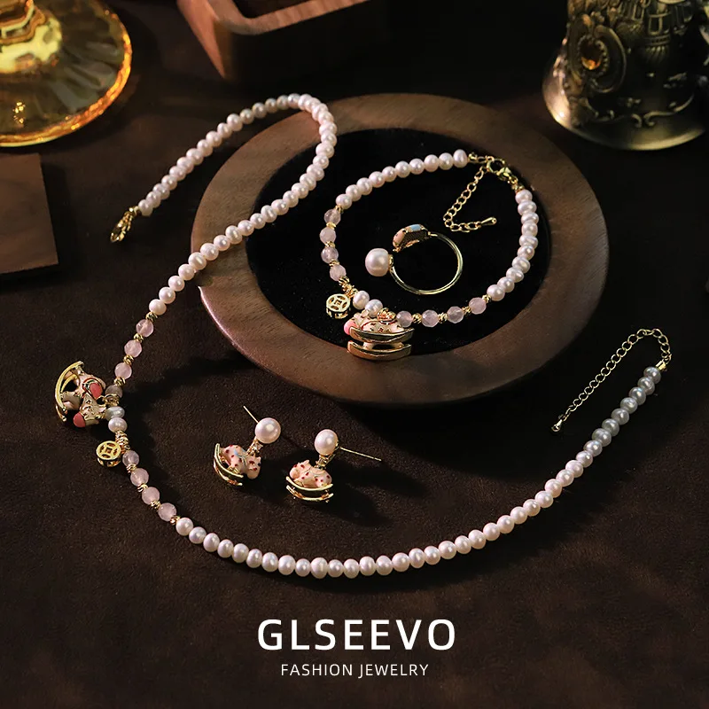 Design: A Set Of Four Women’S Jewelry Pieces Featuring A Pink Natural Pearls And Including A Bracelet Neckl