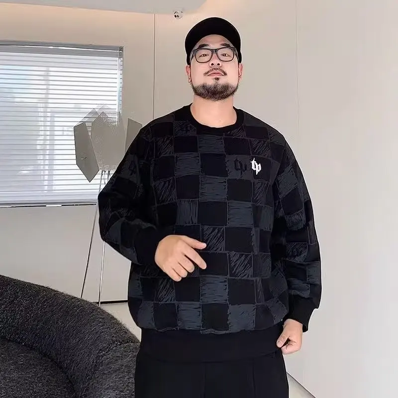 

Мужской свитшот свободного кроя больших размеров на осень-зиму с круглым вырезом, длинными рукавами, вышивкой и узором в виде шахматной доски, большие размеры