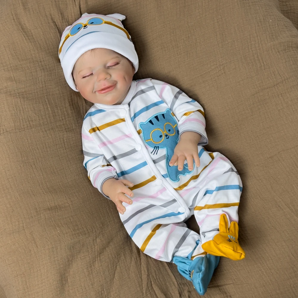 18-inch vinyl herboren babypop, schattig lachend gezicht, witte cartoon gestreepte outfit, realistische huid, gezichtsmerken, verzamelaars