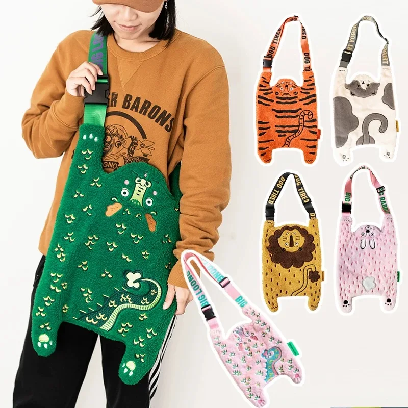 

RUOYUSTUDIO's original design of a cute, plush, large crossbody bag for autumn and winter, which can hold a laptop.