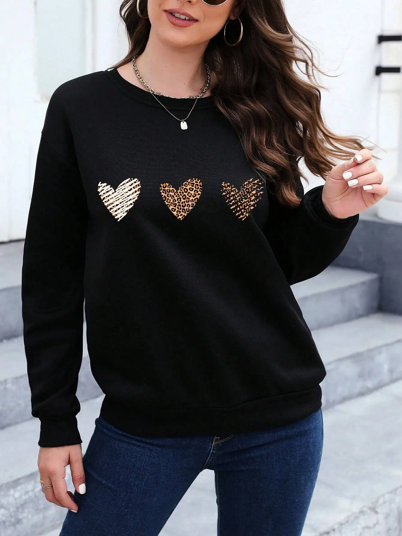 

Black Leopard Heart Print Drop Shoulder Sweatshirt for Women, Long Sleeve Casual Pullover Fall Top