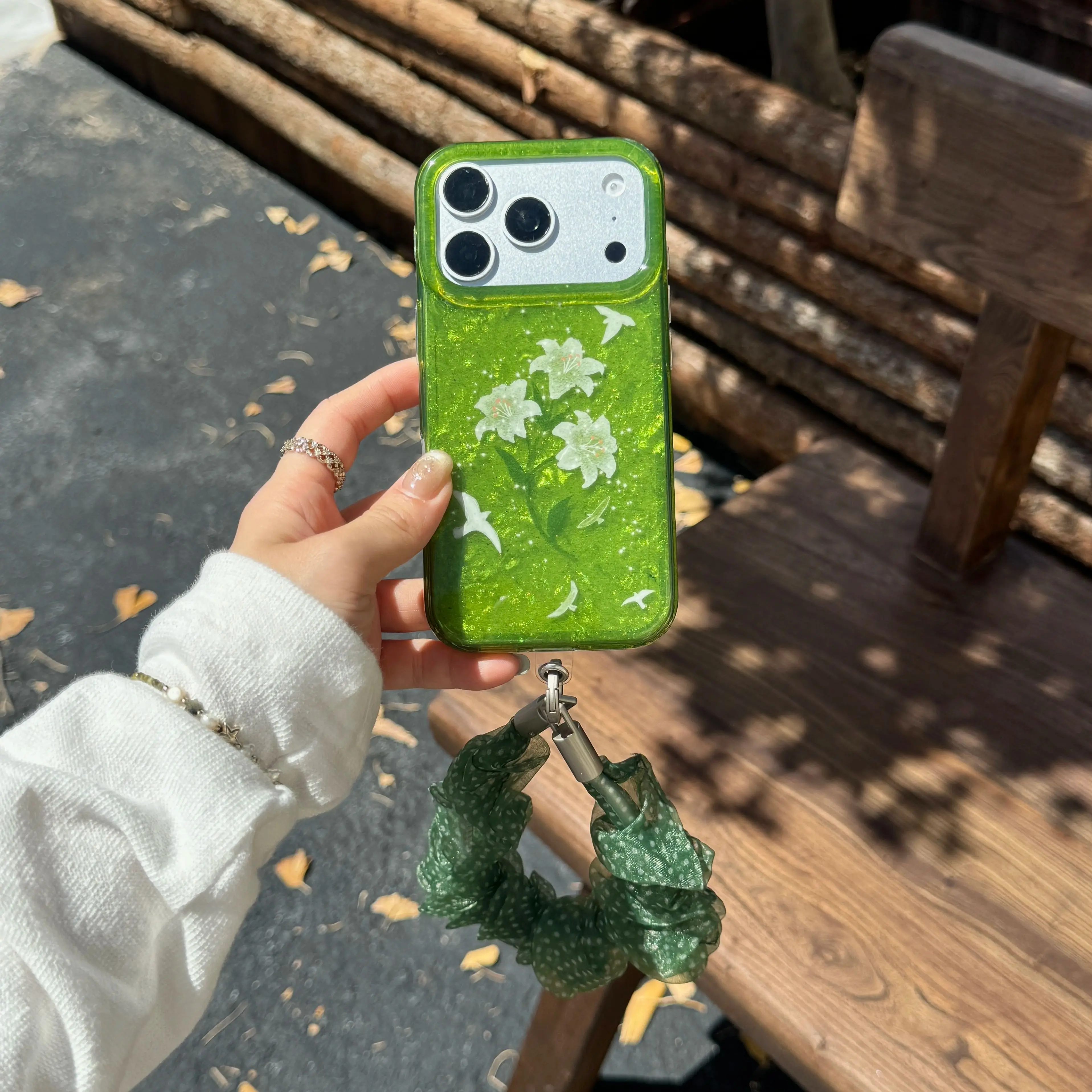 Funda brillante verde con textura de concha fresca, patrón de flor de lirio blanco y diseño de pájaro para iPhone 17 16 15 Pro Max con Penda