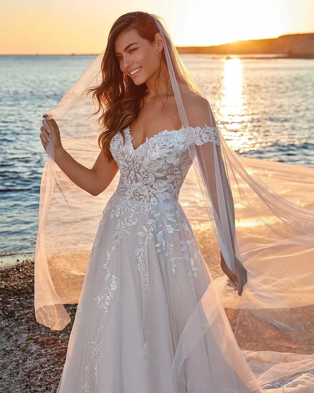 Luxury A-Line Wedding dress Sexy off-the-shoulder lace applique Garden Beach Bridal Dress Bohemian train Sweep dress 2024