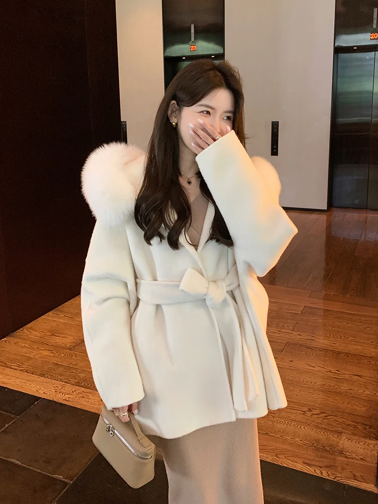 2023 New Women Wool Coat Jackets with Fox Fur Hoody Fashion Woolen Clothing with Belt Girl Winter Fur Coats Warm Short