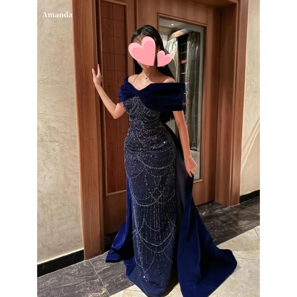 Amanda Personalizzato Blu Navy Scialle di Velluto In Rilievo robes de soirée Al Largo della Spalla Abiti Da Festa Pavimento-Lunghezza Vestito Da Promenade 2024