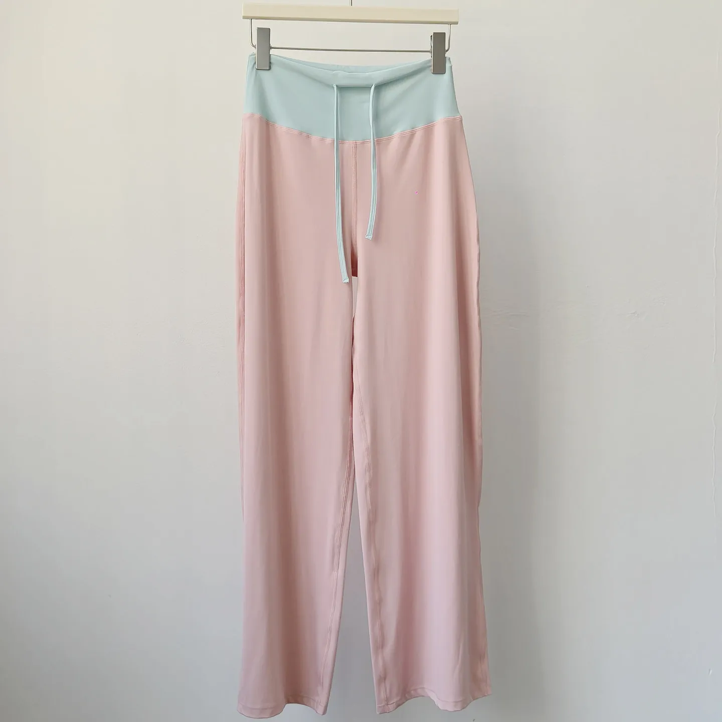 Kontrastfarbene Sporthose für Damen, Leggings mit hoher Taille, figurformende Yoga-Hose, lockere Pilates-Trainingshose, gerade geschnittene Fitnesshose. – Detail 4