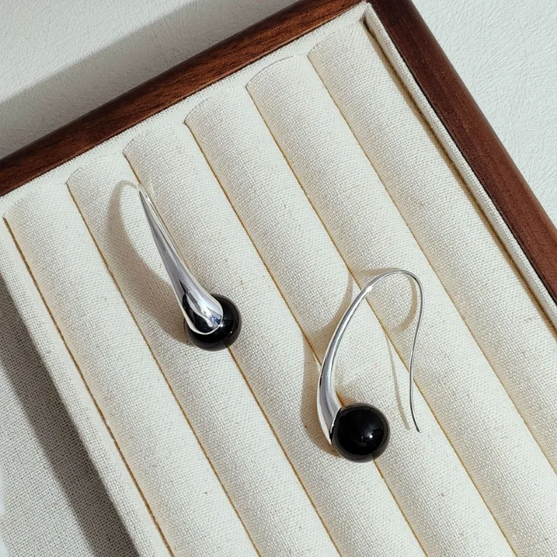 

French Simple Black Agate Stud Earrings Niche Design Light Luxury High-end Earrings Qingdao Earrings