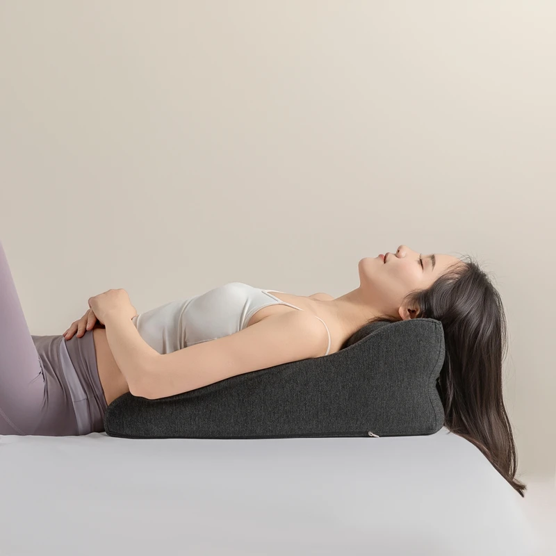 Bed cushion, sleeping pillow, sleeping pillow, sleeping pillow, playing pillow, reading book, lying on the bed, mobile phone, pr