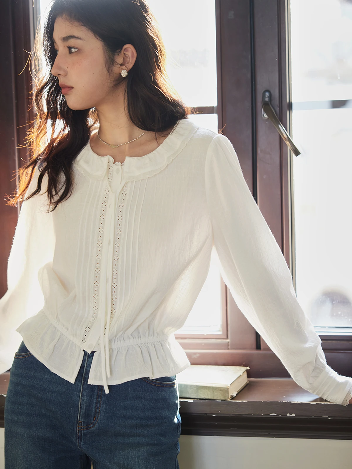 

Женская винтажная белая блузка Solighter с оборками по низу и утяжкой на талии, весна 2025, новая, с длинным рукавом, из дышащего хлопка, укороченная