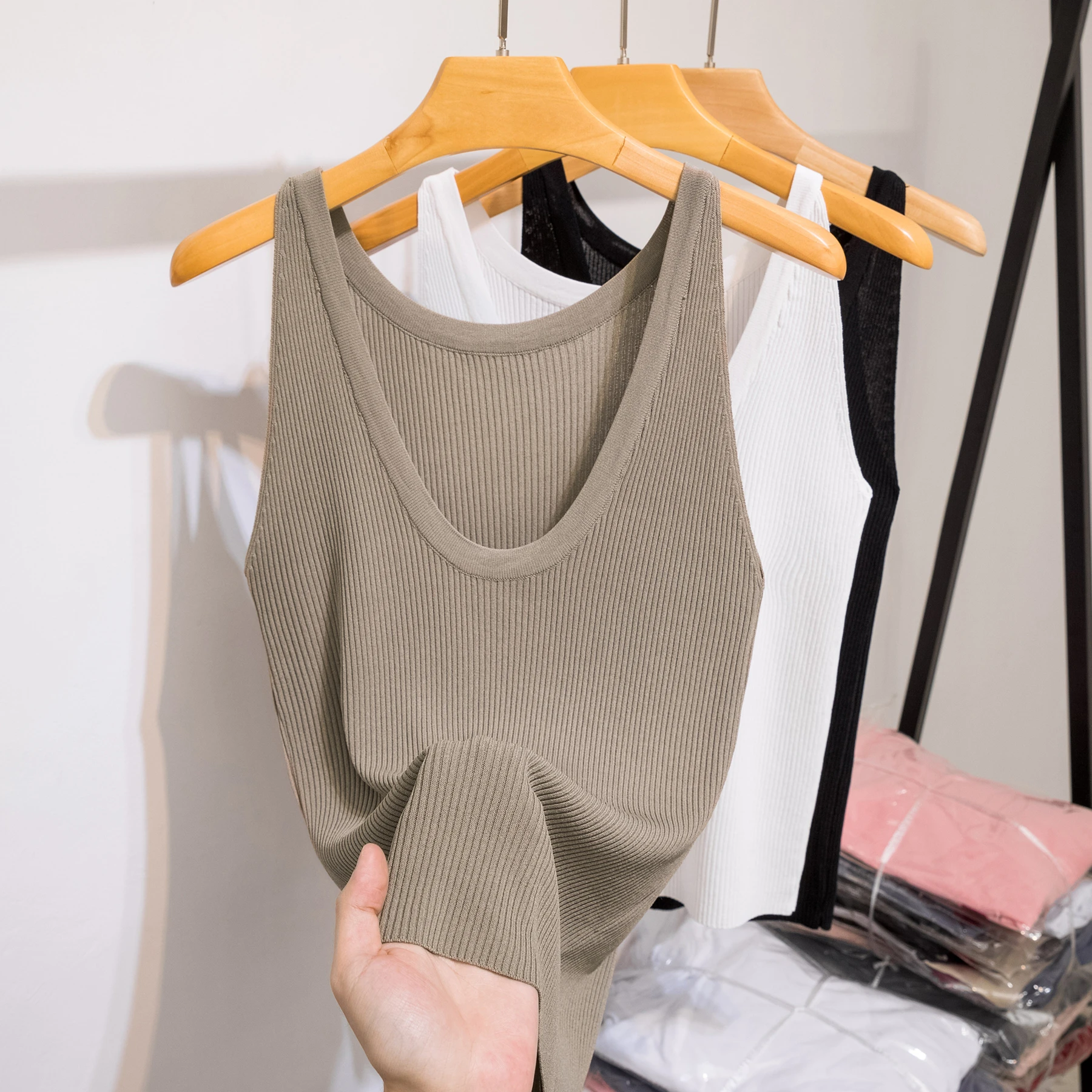 

Облегающий вязаный топ для полных женщин: весенне-летняя сексуальная свободная верхняя одежда, скрывающая живот, для прогулок по городу, с V-образным вырезом, без рукавов