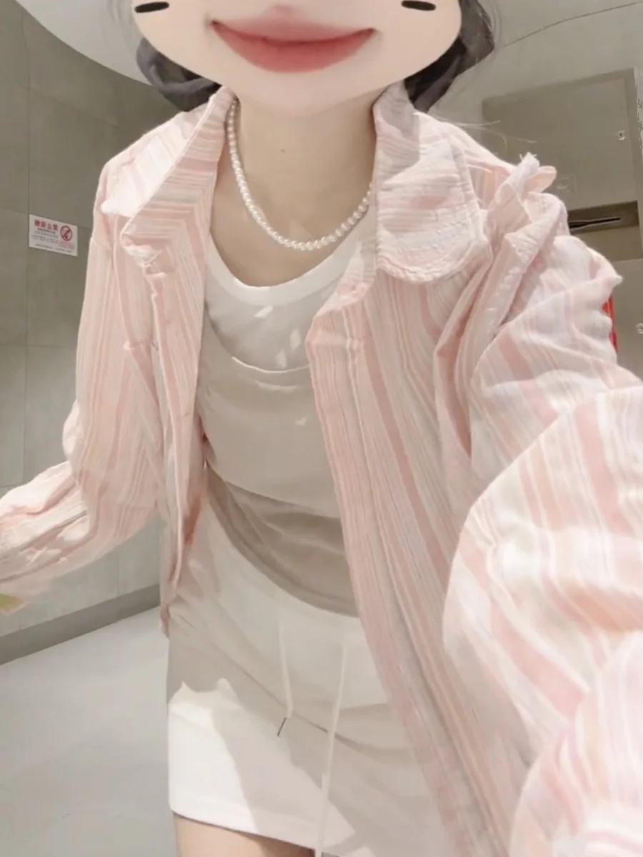 Damska luźna kurtka w paski w kolorze baby pink, chroniąca przed słońcem, w stylu koreańskim, długa, idealna do dojazdów do pracy.