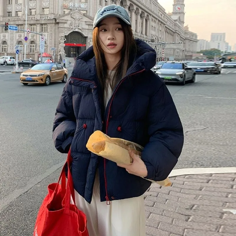 Nueva Chaqueta de algodón con capucha de invierno para mujer, Chaqueta de algodón ligera de lujo con diseño de nube, Parker grueso con capucha a la moda para mujer