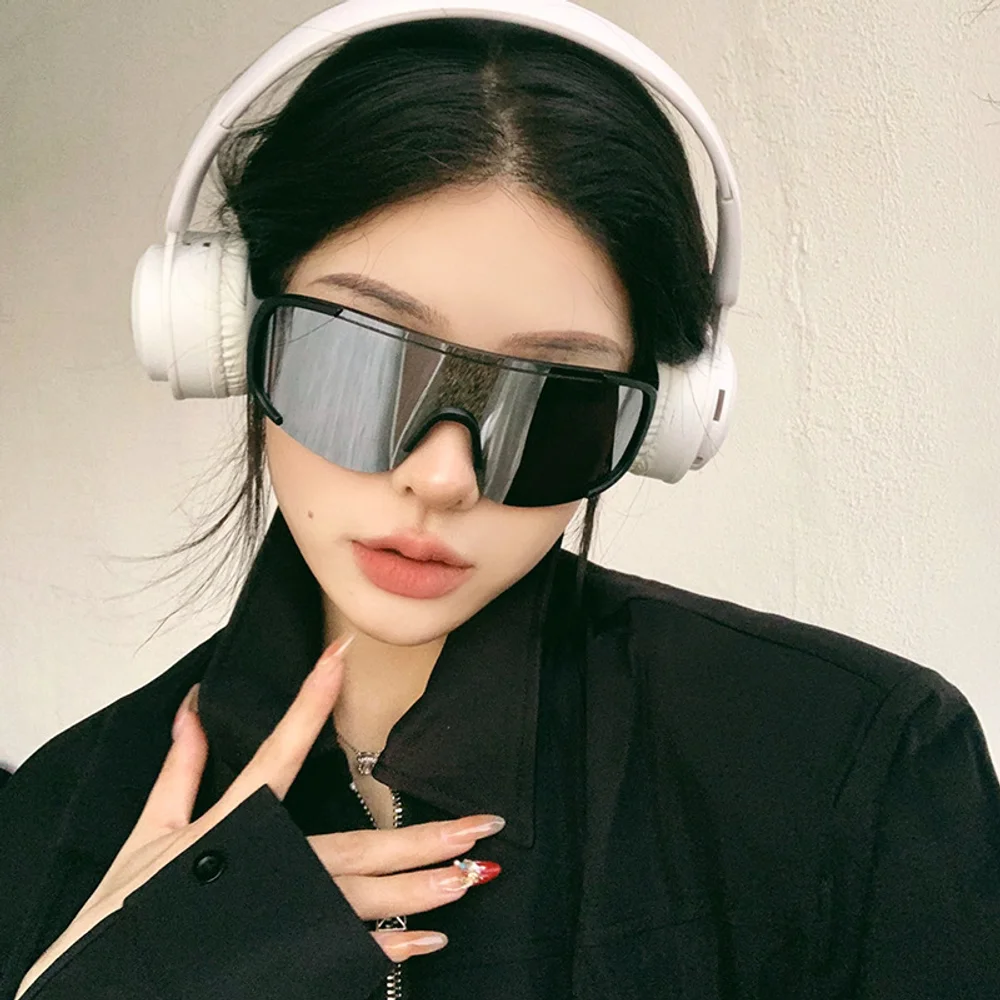 เล่นสกีกลางแจ้ง, แว่นกันแดดแบบกันแสงยูวี, ปั่นจักรยานกีฬา, แว่นตา, แว่นปีนเขาสำหรับผู้ชาย, ขี่จักรยานกลางคืน, แว่นกันแดด, ชุดว่ายน้ำวันพีซสำหรับผู้หญิง