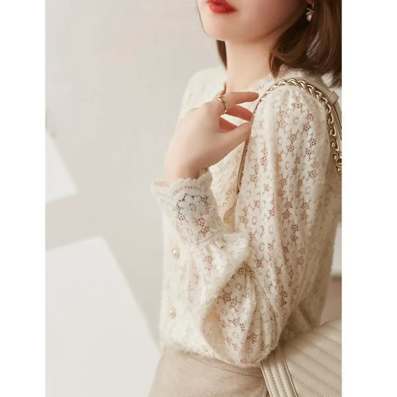 Nuovo stile di abbigliamento da donna autunno e inverno, base per camicia con maniche a lanterna alla moda, fiore con gancio e fascino unico scavato