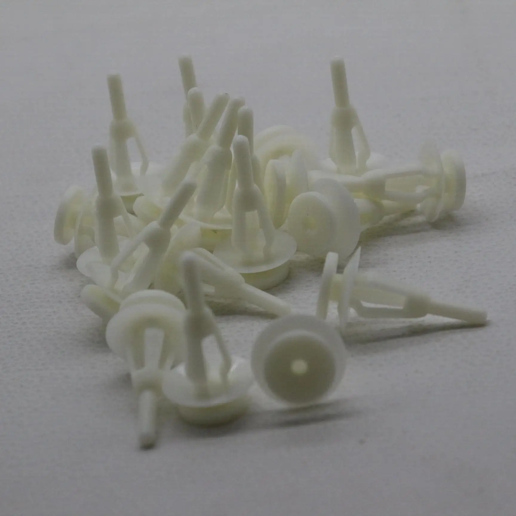 25 Pcs Nylon White Door Trim Rivet Retainer For Mitsubishi Eclipse 90-99 Montero Sport 97-04 Fastener Clip MB566719 M566719