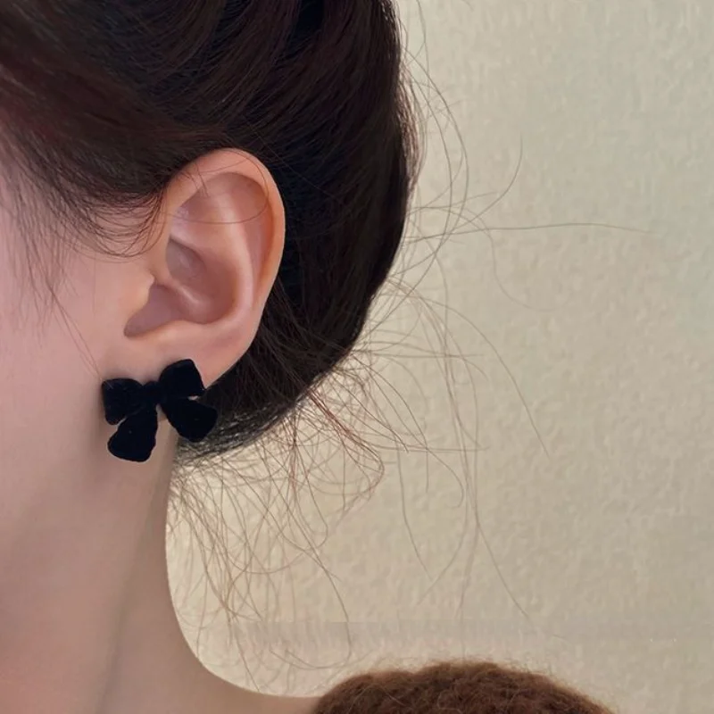 Vintage Black Flocking Earrings Charm Geometric Bowknot Stud Earrings for Women Girls Fashion Unusual Jewelry Ear Accessories