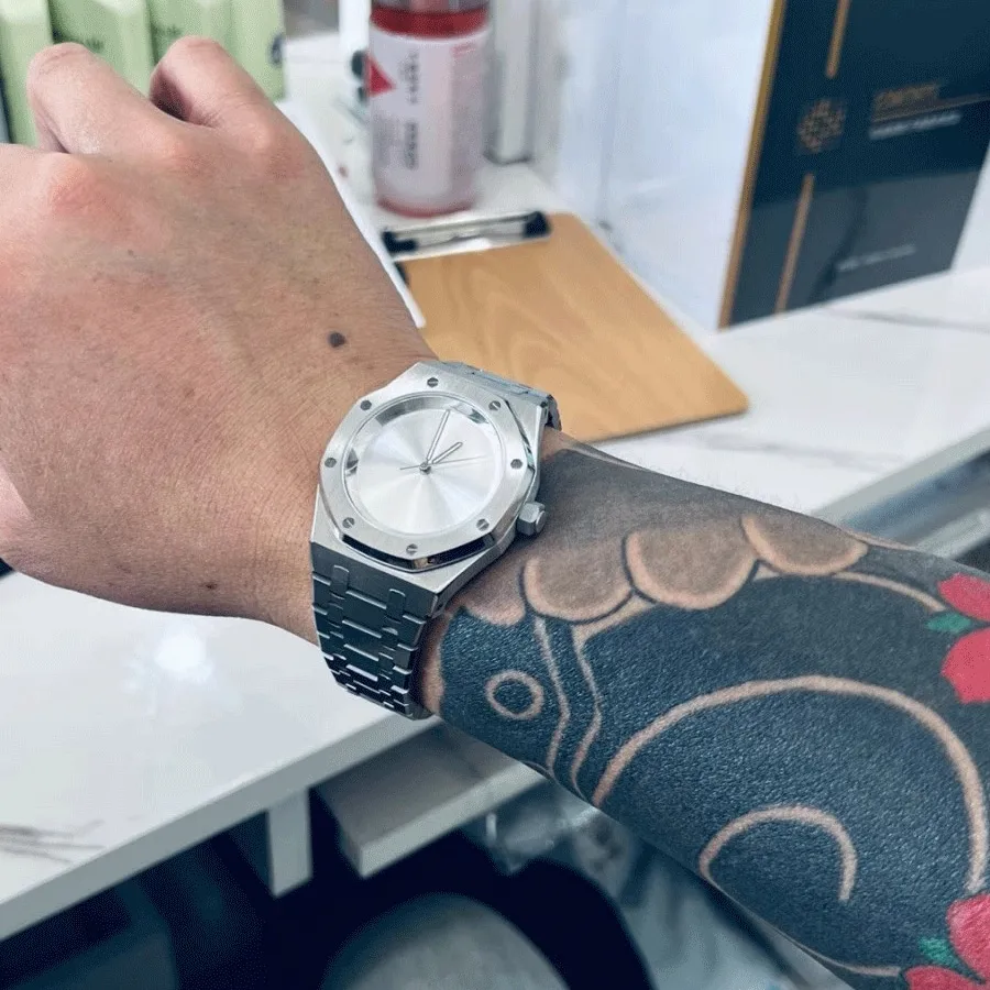 ساعة رجالية عصرية فاخرة جديدة عالية المظهر، ساعة كوارتز، مصممة خصيصًا للطلاب الذكور، ساعات متخصصة إبداعية، أفضل الهدايا للعطلات وأعياد الميلاد وغيرها من الهدايا