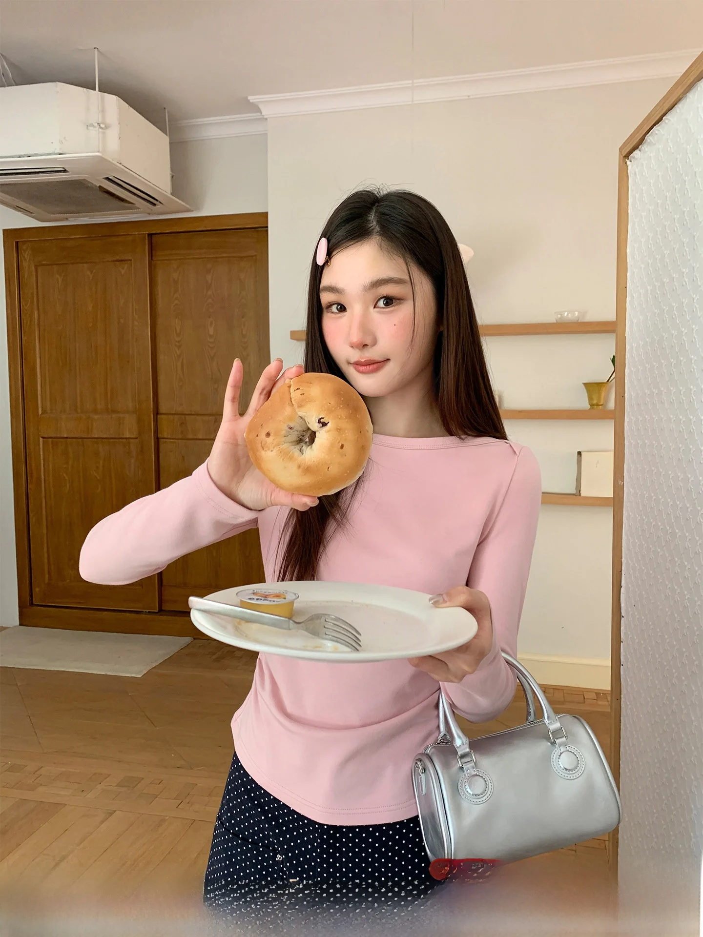 

Женская приталенная футболка с длинным рукавом, весенняя, простой дизайн, вырез-лодочка, асимметричный подол, однотонная, из смесового хлопка