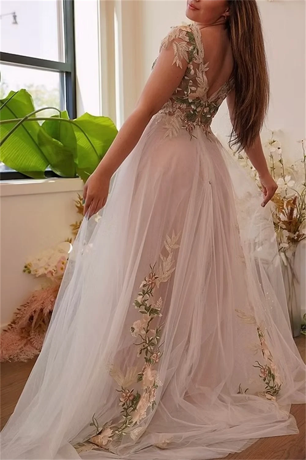 Tokyo Customized White V-Neckline Wedding Dress Short Sleeve Flower Tulle Bridal Gown Elegant Court Train A-Line Wedding Gown