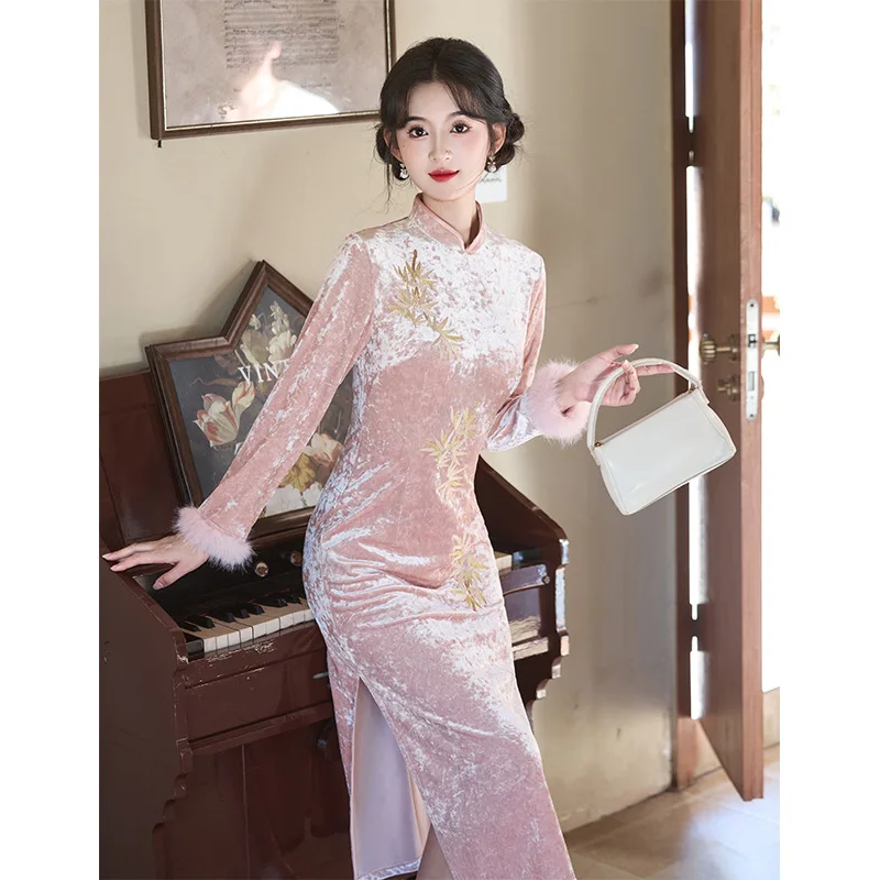 

Улучшенное зимнее платье Cheongsam 2025, новое утолщенное женское новое китайское осенне-зимнее стильное розовое Ципао с длинными рукавами