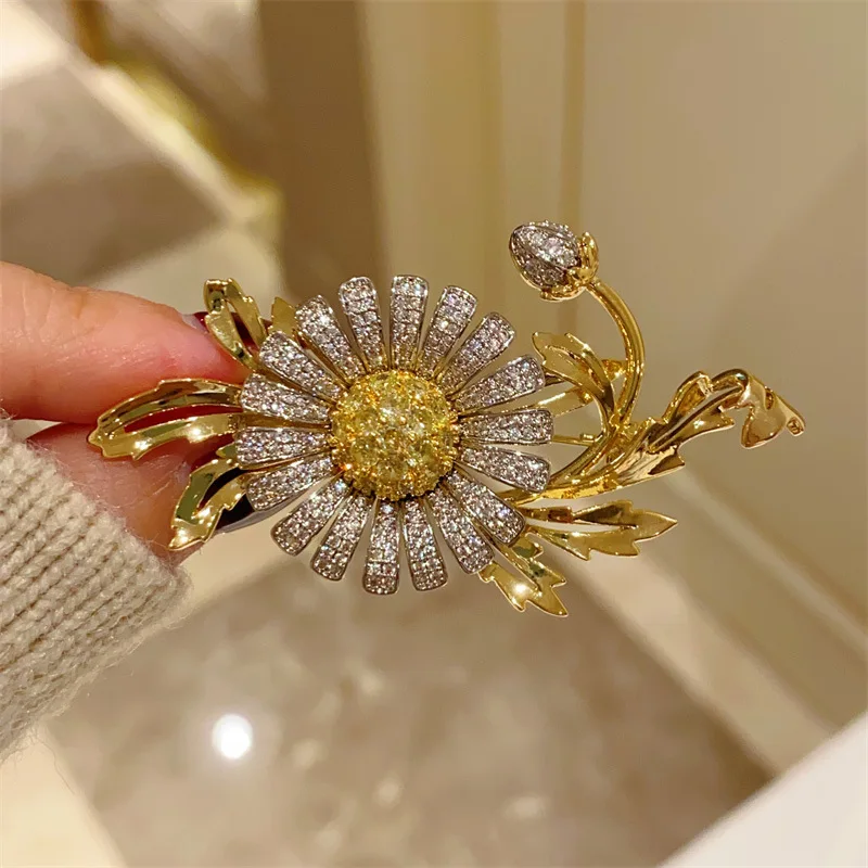 Beautiful French Retro Exquisite Micro-inlaid Zircon Sunflower Brooches for Women Elegant Design Clothing Accessories Pins