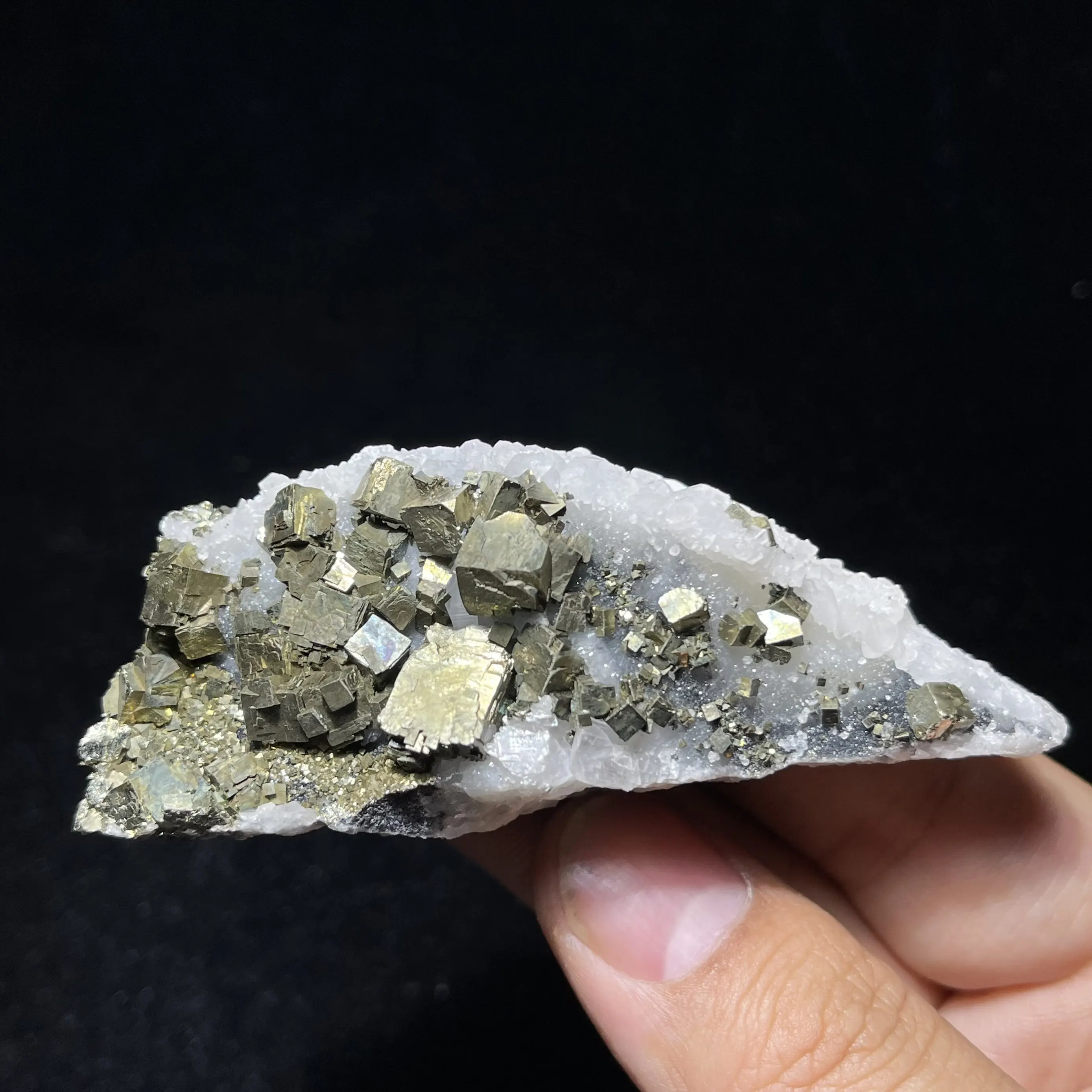 Natural chalcopyrite and calcite coexisting mineral specimens have fluorescent effect healing stone crystal quartz for home deco
