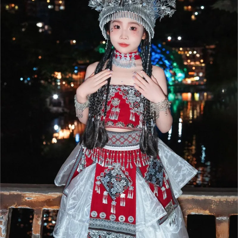 Las niñas muestran un disfraz nacional con estilo de fotografía infantil.