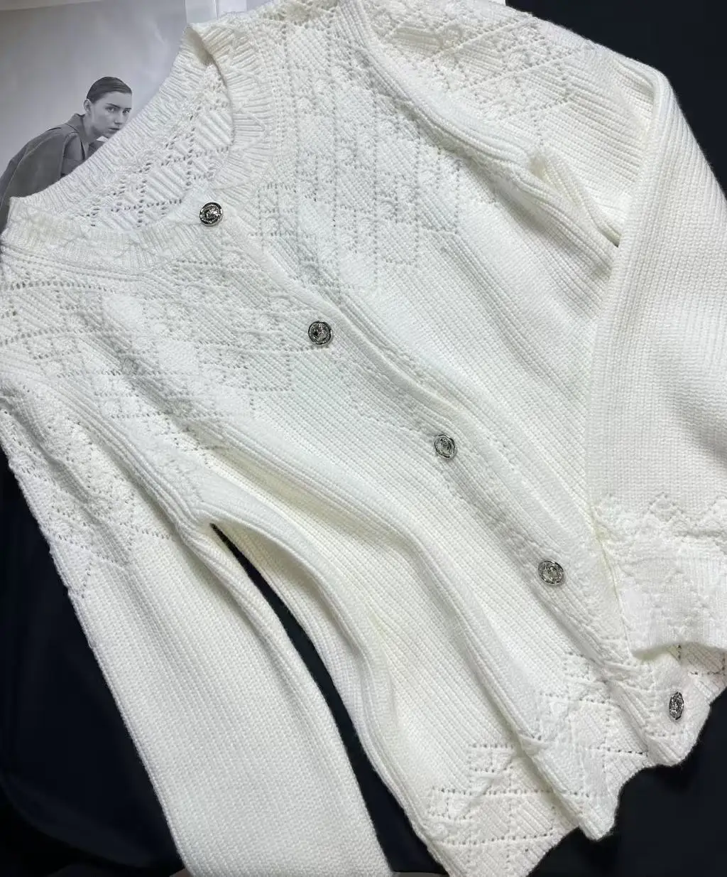 婦人服 O ネック春秋中空アウトボタン長袖セーターニットカーディガンコートカジュアルエレガントなトップス N656