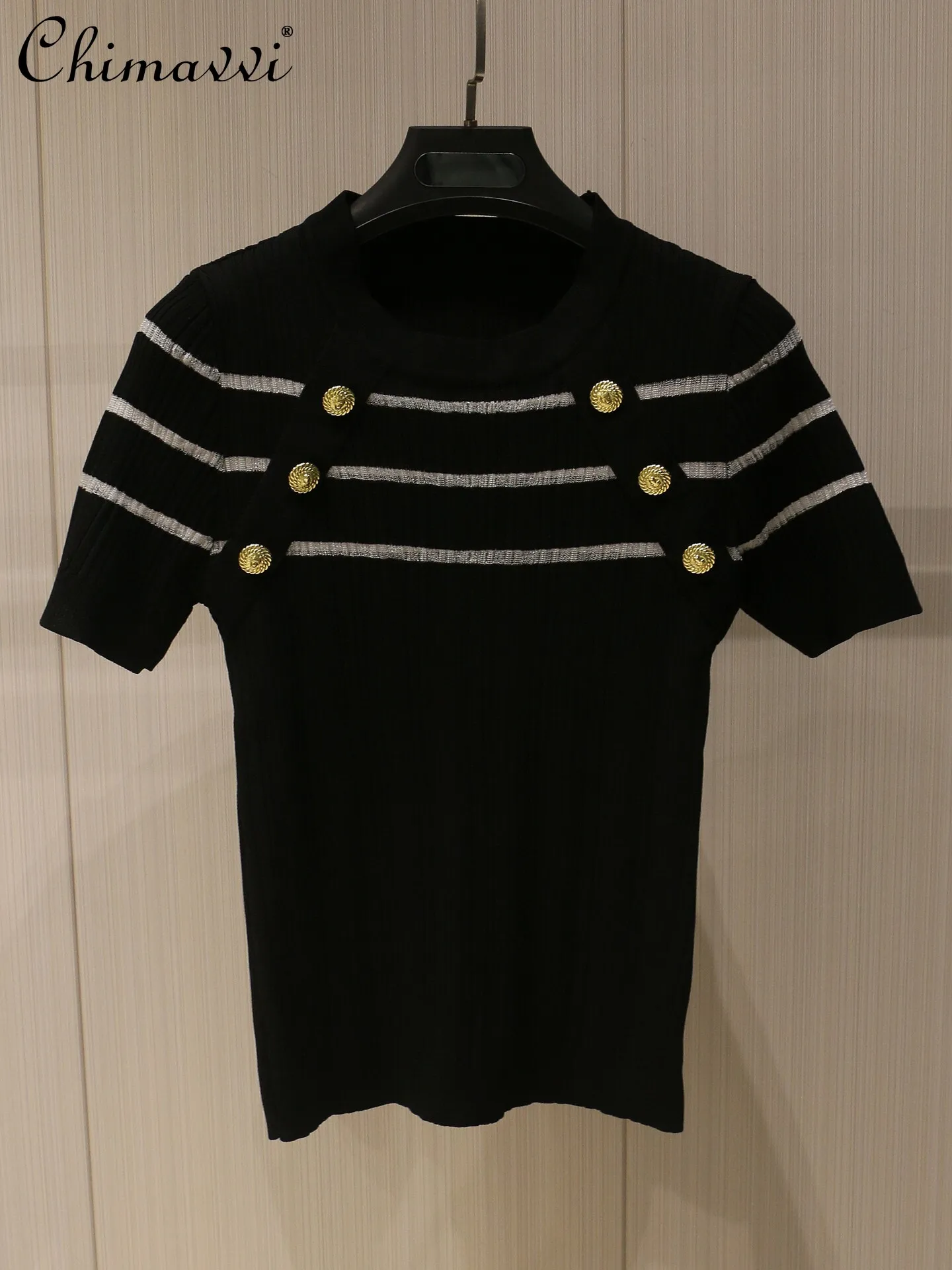 

Женский трикотажный топ в полоску с металлической пряжкой во французском стиле, из ледяного шелка, лето 2026, новая модная коллекция, с коротким рукавом, приталенный, элегантный пуловер