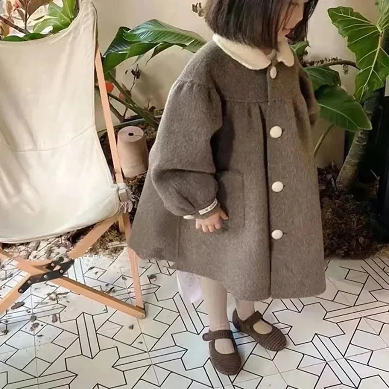 

Шерстяное свободное пальто из шерстяной ткани для девочек, новое зимнее корейское пальто с отложным воротником средней длины, модное плиссированное пальто 2025 г.
