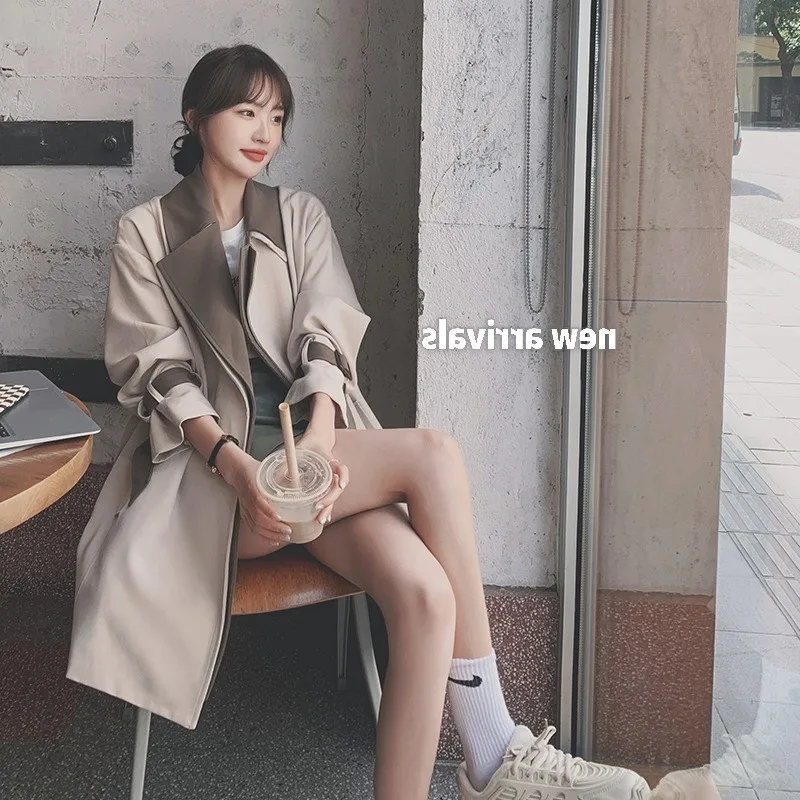 

A new mid-length coat for women with temperament and contrasting color trench