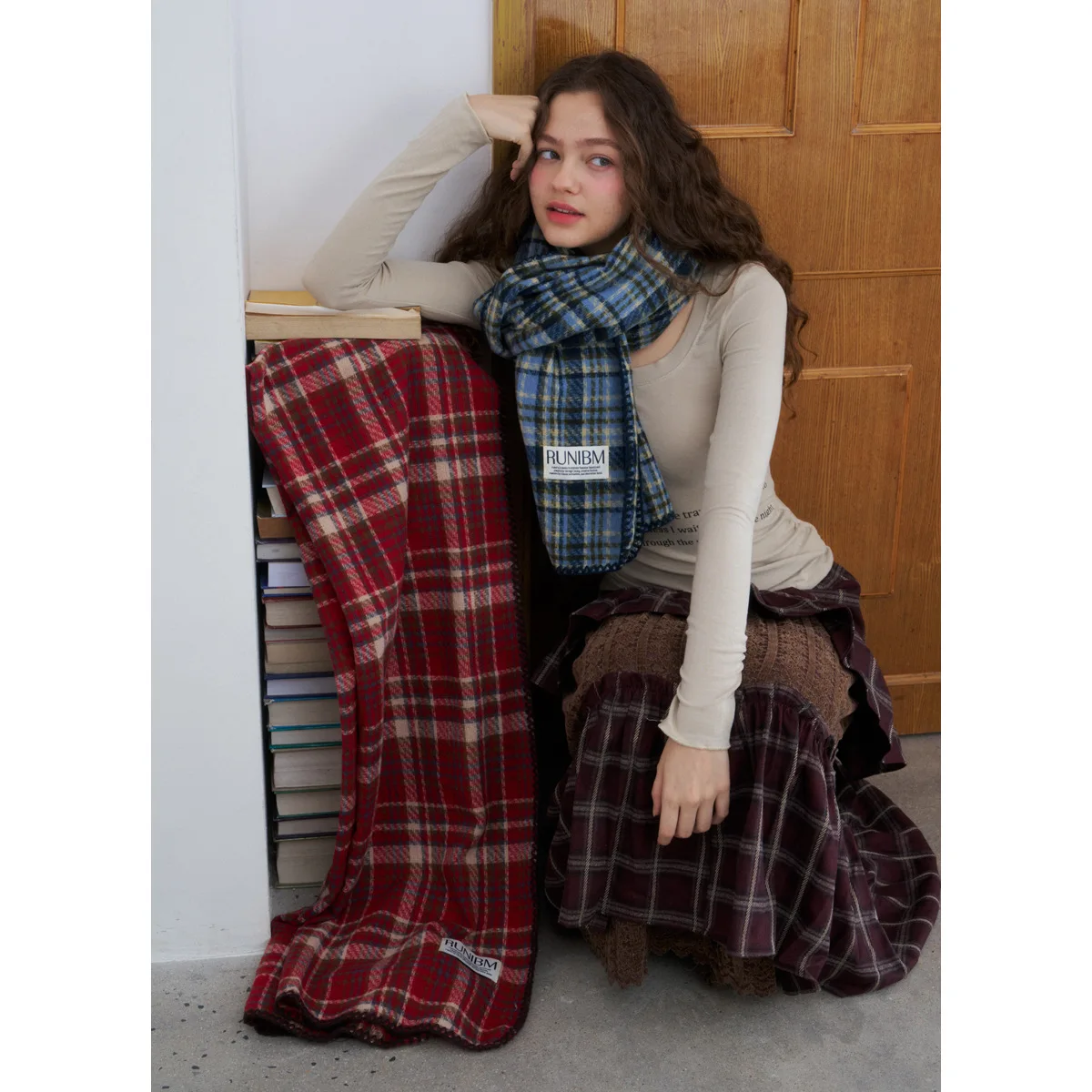 

2025Новый женский шарф с мягким замком и красной клеткой, незаменимый для зимы, британская клетчатая утолщенная теплая верхняя шаль с защитой от холода