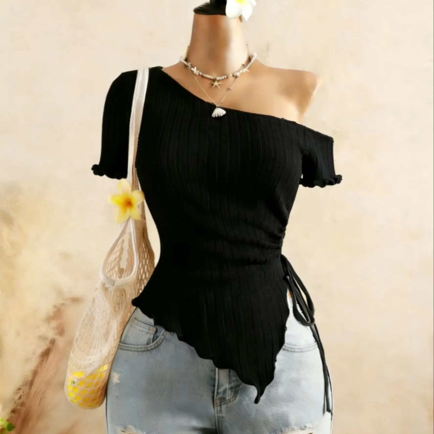 Damen One-Shoulder-Kurzarm-Top aus geripptem Strick mit seitlichem Kordelzug, gerafftem asymmetrischem Wellensaum, schmaler Passform, einfarbig schwarz, Sommer Y2K T-Shirt – Detail 4