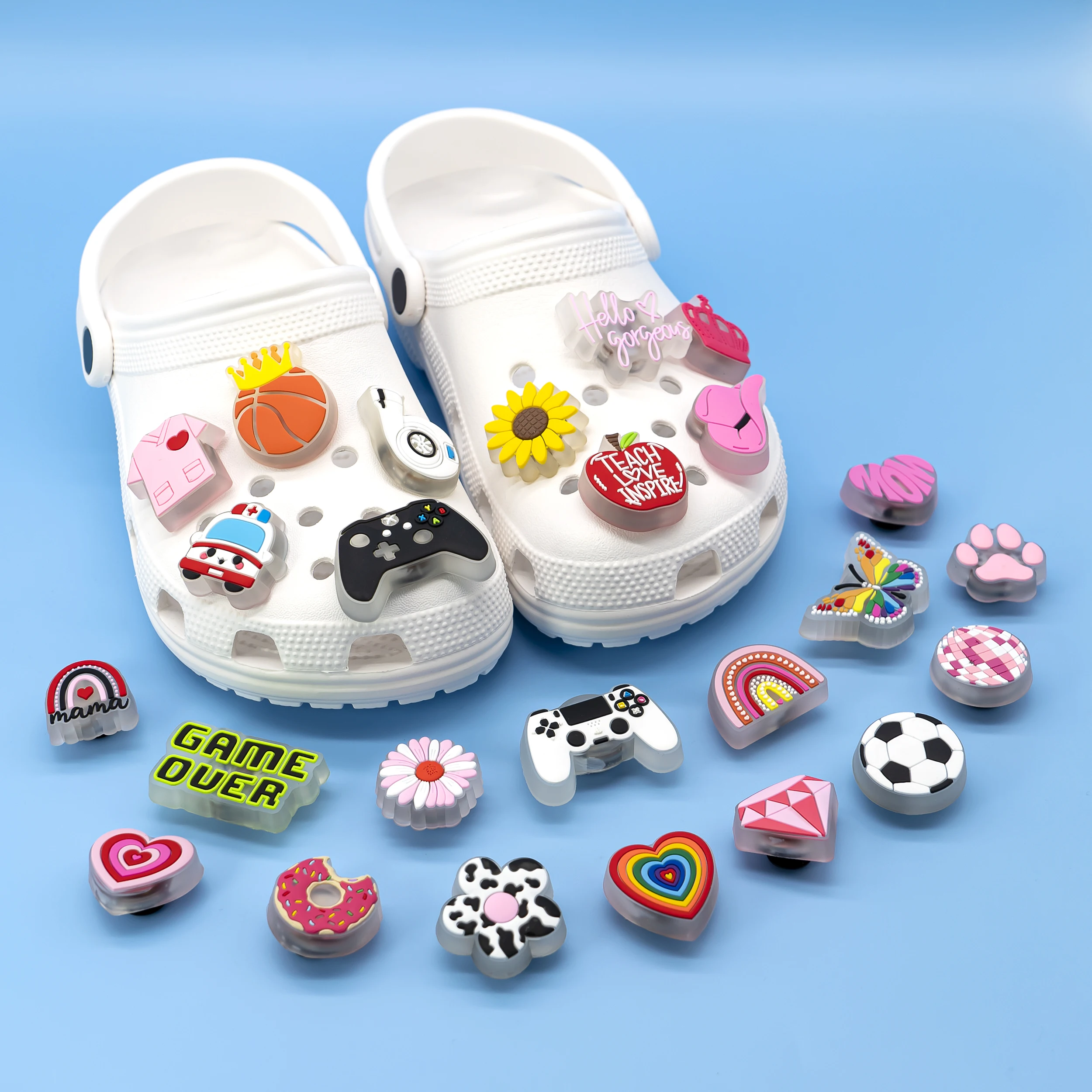 1 Stück LED-Schuhanhänger, Fußball-Gamepad, leuchtend, beleuchtete Schuhdekorationen, Zubehör, Sonnenblumen-Schmetterling, LED-Pins für Frauen und Mädchen – Detail 12