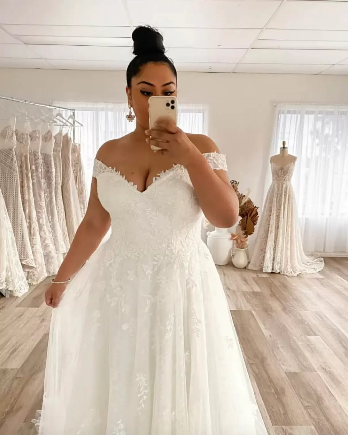 2027 Gorgeous Plus Size A-Line Wedding Dress Off-Shoulder White Lace Bridal Gown with Delicate Appliques
