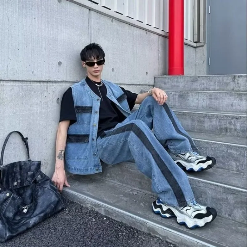 

Модный брендовый мужской комплект из 2 предметов: джинсовый жилет и брюки прямого кроя, с цветовыми блоками, стильный, универсальный, новинка 2026 года