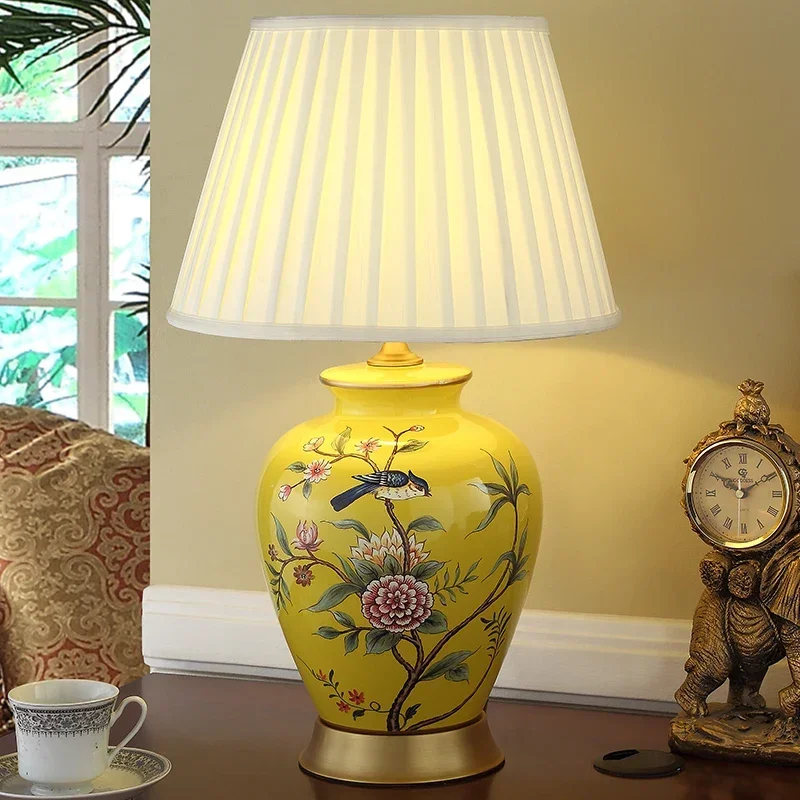 American Jane beauty Chinese yellow creative modern fashion hand-painted ceramic table lamp bright warm light warm bedside lamp.