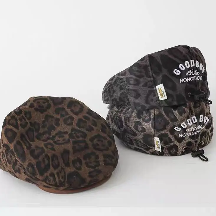 طفل بنين بنات ليوبارد القبعات 2025 موضة جديدة للأطفال النمط البريطاني قبعات INS التصوير الدعائم ربيع الخريف القطن قبعات البيريه