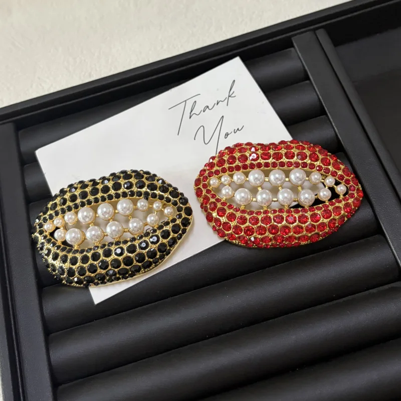 Cross border fashion light luxury high-end suit jacket accessories, exaggerated retro pearl full diamond lip brooch