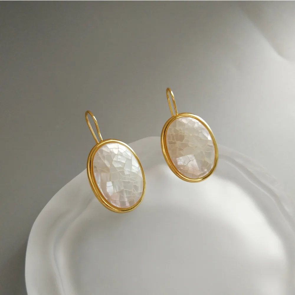 

Trendy Broken Mother-of-pearl Splicing Oval Pendant Light Luxury Shell Earrings Handmade Exquisite Geometric Oval Temperament