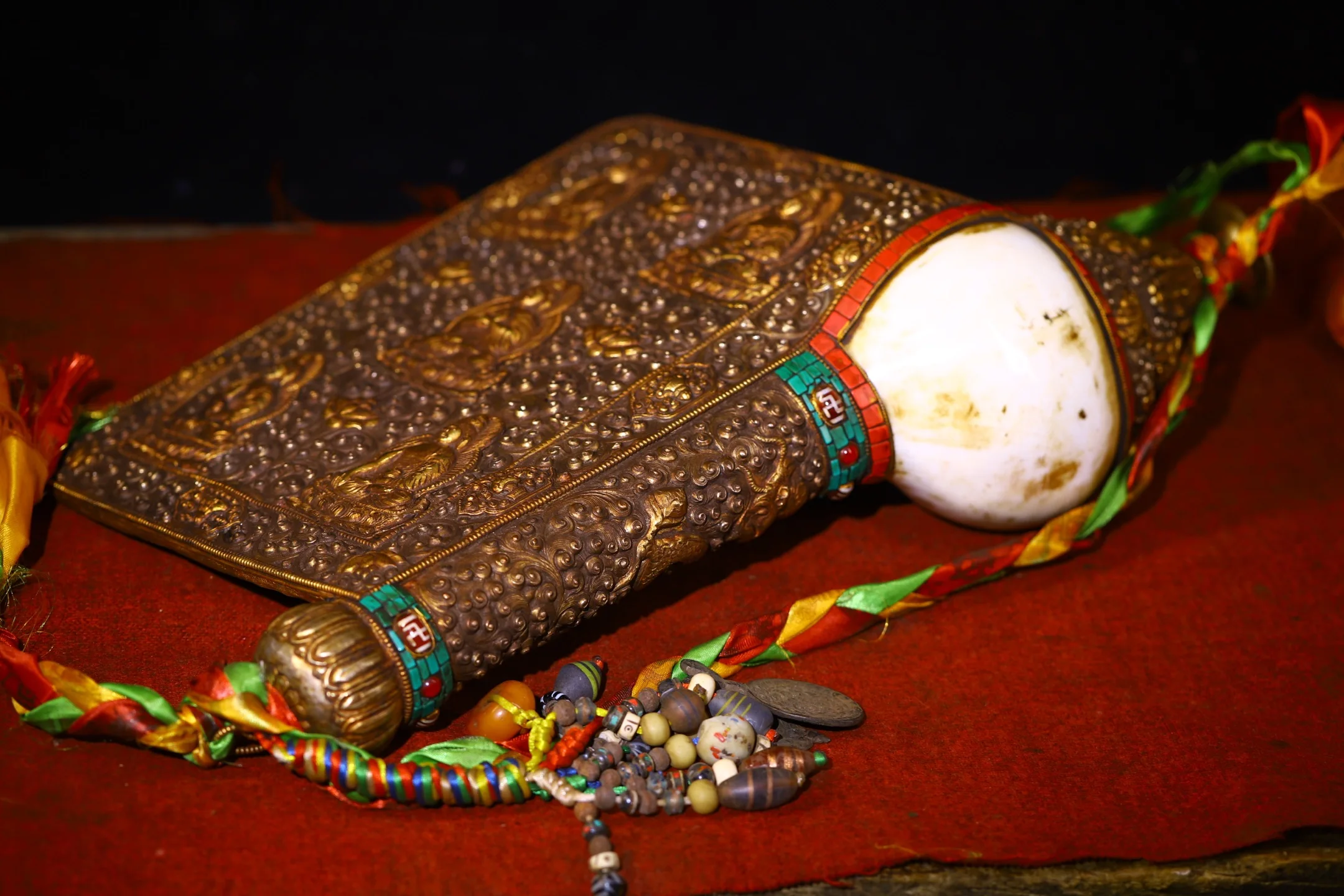 

19"Tibetan Temple Collection Old Natural Conch Mosaic Gem gZi Bead Turquoise Gilded Sakyamuni Buddha Conch Amulet Worship Hall