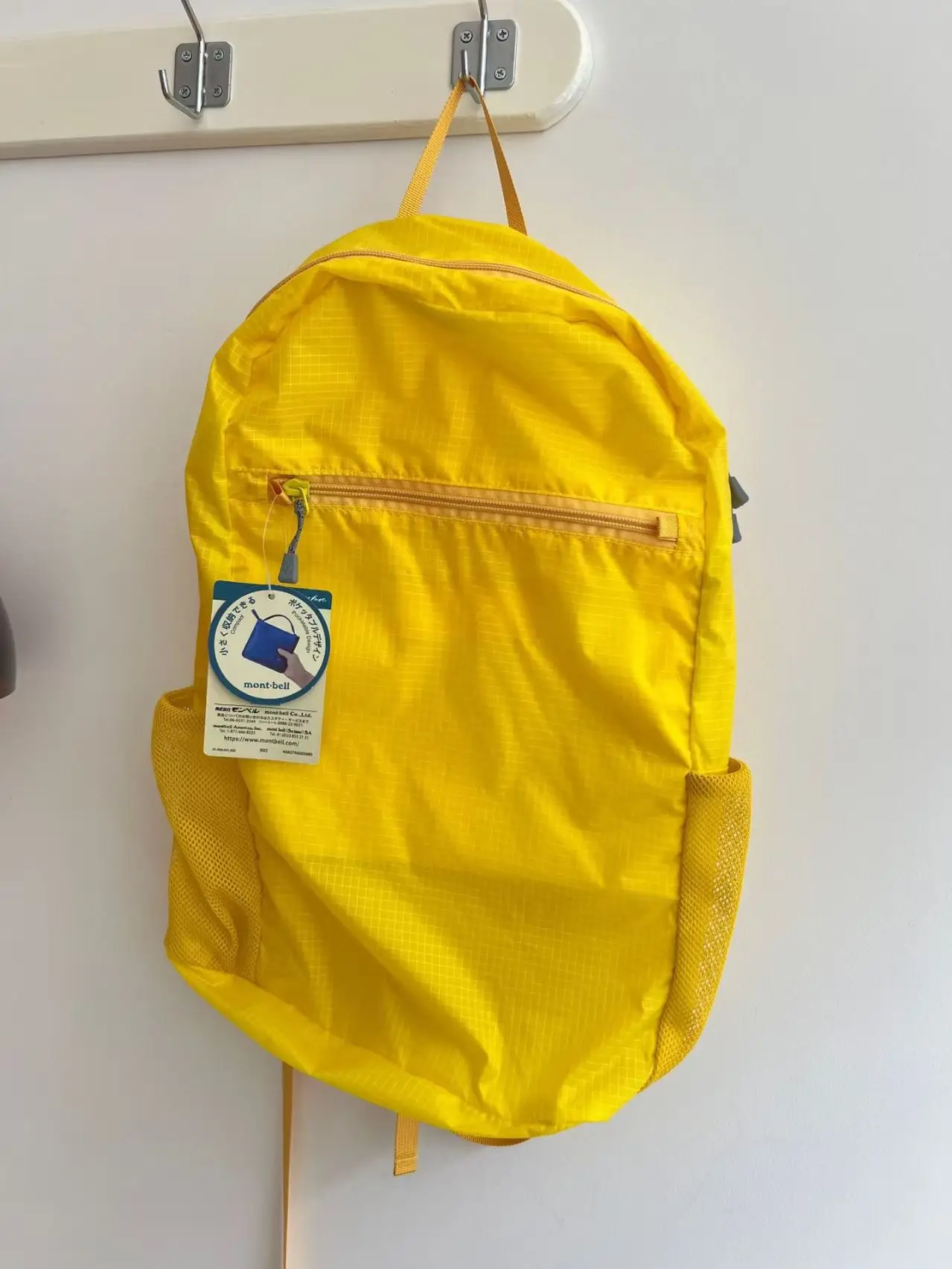 Mochila ligera de 15 litros de la marca Mont-Bell, ideal para actividades deportivas al aire libre y para el día a día, confeccionada en nailon impermeable, perfecta como bolso de viaje informal.