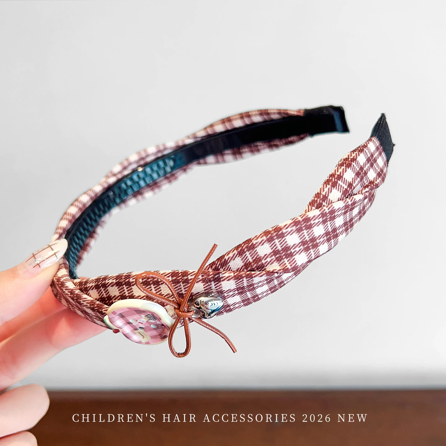 Koreanisches kariertes, verdrehtes Kinder-Haarband, süßer Cartoon-Harzschmuck, Schleifen-Herzanhänger, Mädchen-Haarreif, rutschfeste Kinder-Haaraccessoires – Detail 8